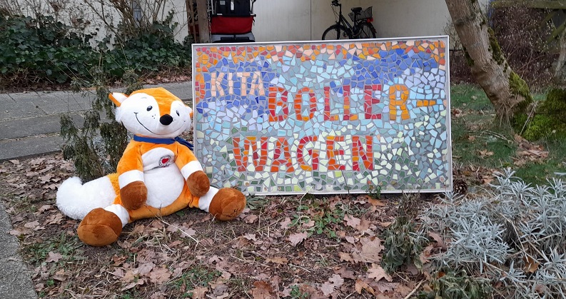 Ein Pflasterfuchs im Bollerwagen